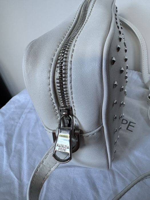 Patrizia Pepe skórzana torebka biała listonoszka oryginalna z ćwiekami camera bag