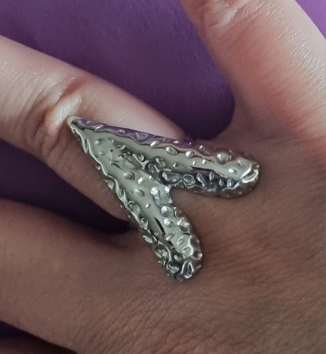 Anel prateado, em aço inoxidável, em forma de coração. Ajustável