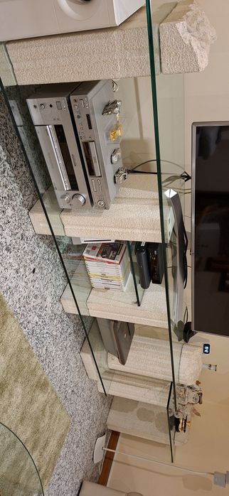 Móvel TV em pedra e vidro.