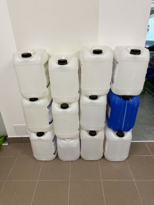 Sprzedam banki pojemniki po chemii