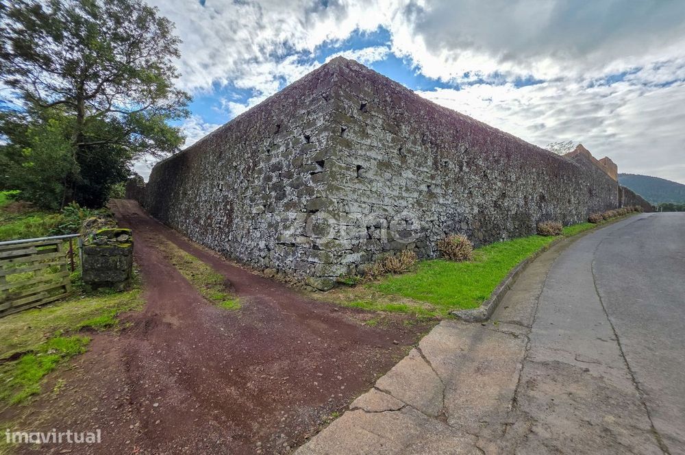 Terreno Rústico com 19.660 m² e com Construção Rural no Pico da Ped...