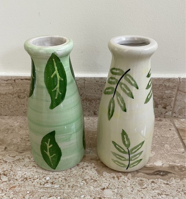 Conjunto de duas pequenas jarras florais