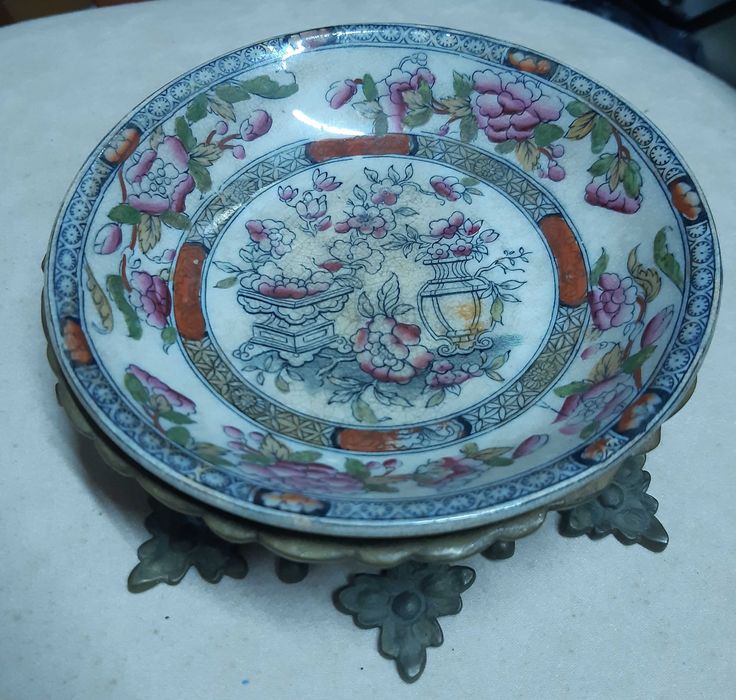 Prato Antigo em Porcelana Oriental