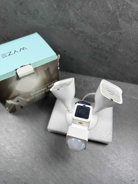 Камера спостереження з прожектором Wyze Cam Floodlight 2600 Lm Full HD