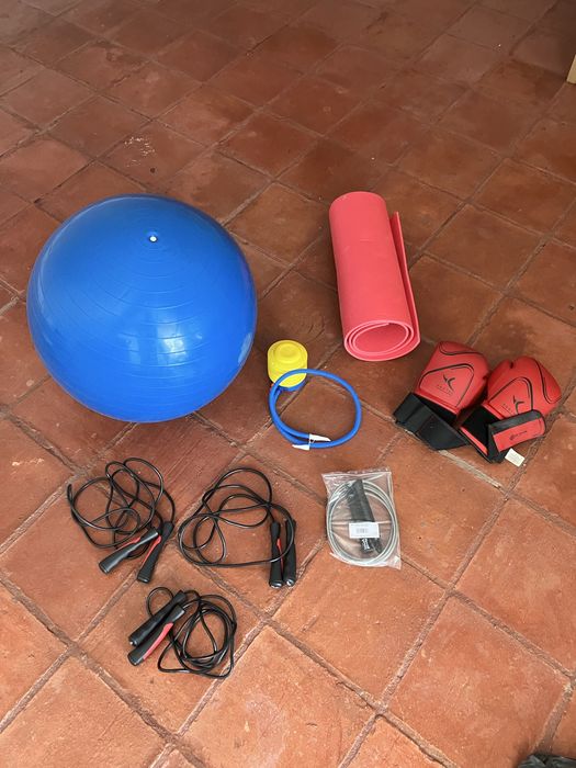 Bola, tapete, cordas e luvas kickboxing