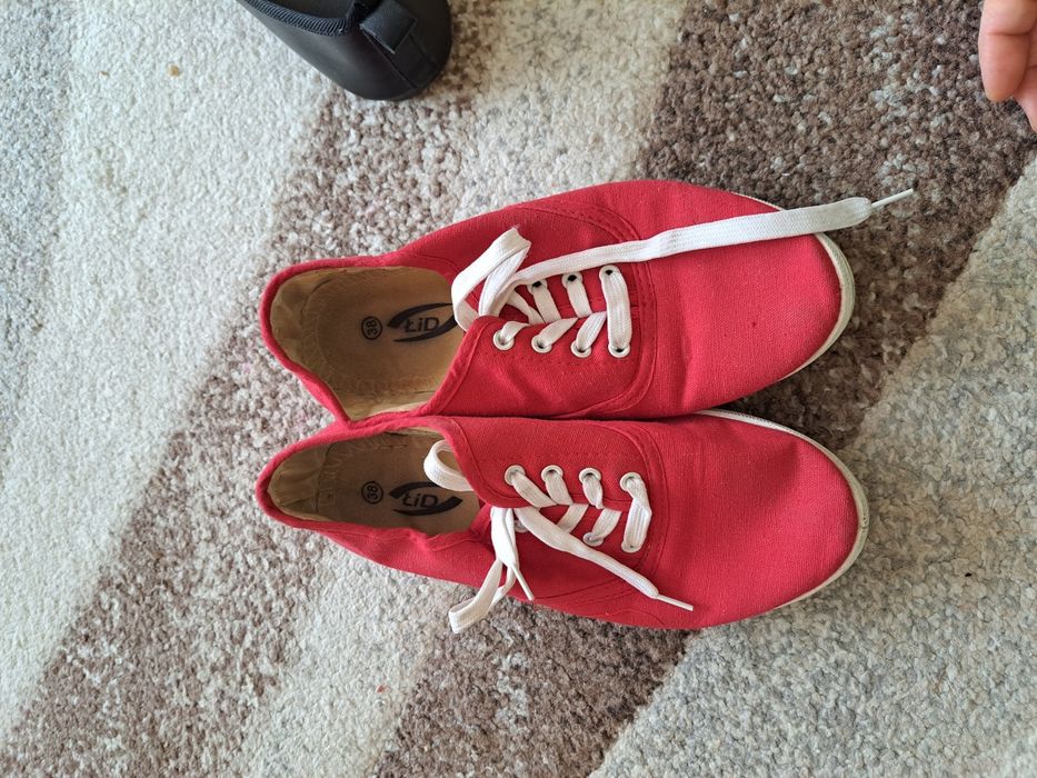 Tenisówki damskie czerwone 38