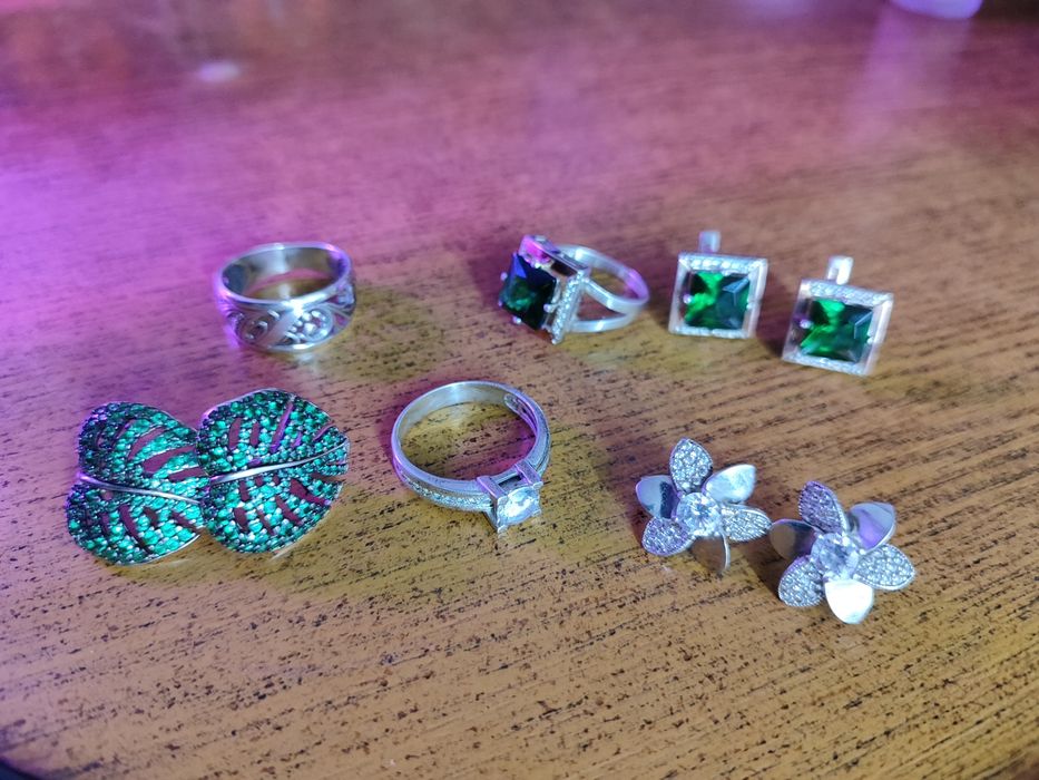 Срібні вироби. Персні великого розміру 20-21 розмірів. Зелені сережки