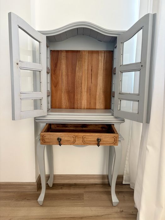 Móvel Antigo com Vitrine Totalmente Restaurado e Tratado