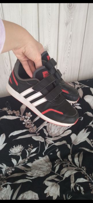Zadbane chłopięce buty marki adidas na rzepy 34