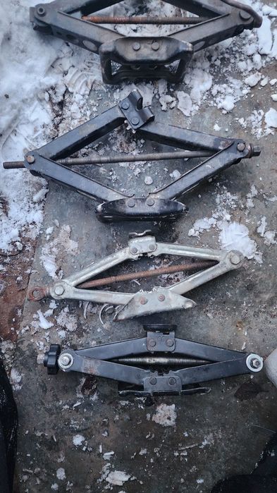 Домкрат автомобильный