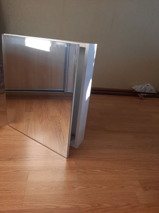 Підвісна шафа в ванну кімнату