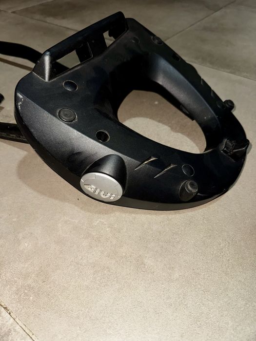 Top case Givi + base MT07