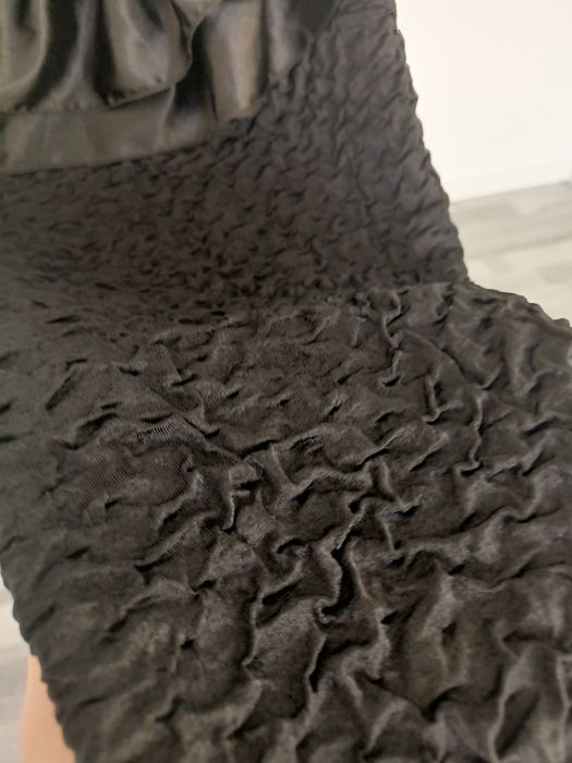 Sukienka koktajlowa z falbankami