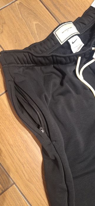 Sprzedam spodnie dresowe Nike  Therma  FIT