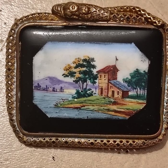 Alfinete de peito procelana e metal em forma de cobra