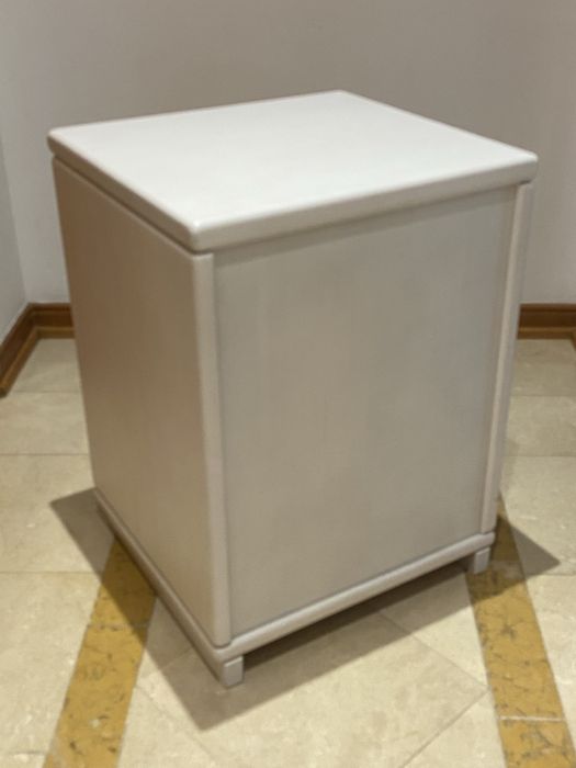 Movel de 3 gavetas, em madeira maciça