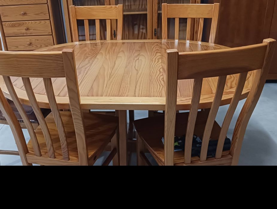 Mesa de jantar extensível com 4 cadeiras em madeira maciça