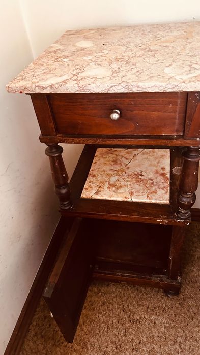 Mesa de cabeceira com tampo em marmore