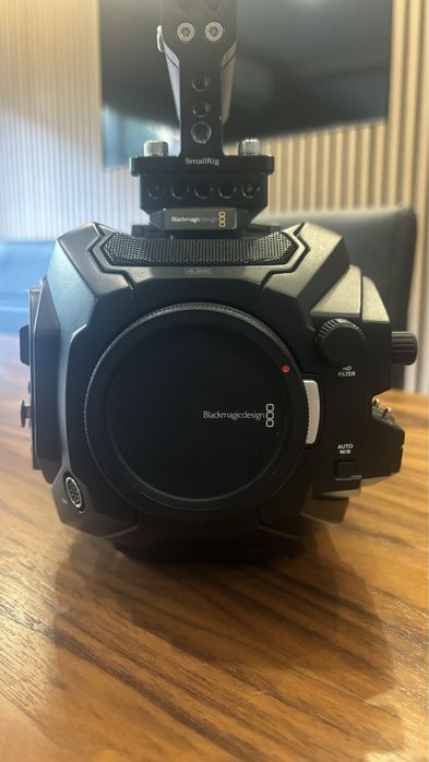 Câmera BLACKMAGIC URSA 4,6k mini pro c/lente,cartão  e acessorios.