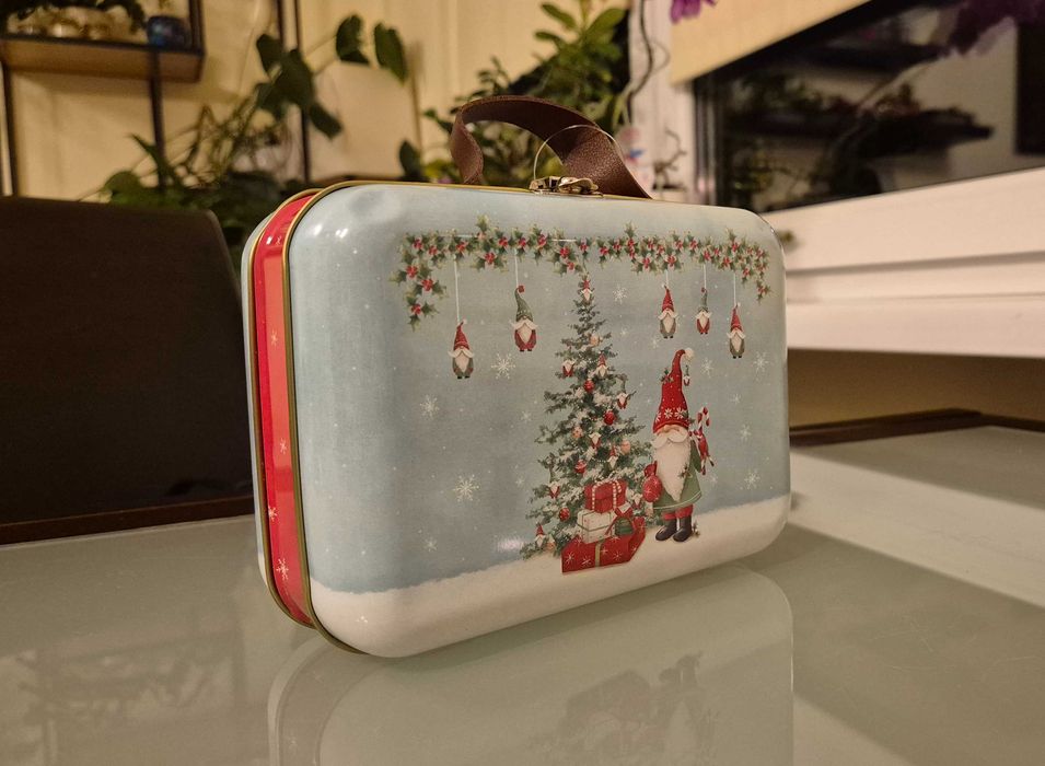 Sprzedam metalową mini śwąteczną walizeczkę na np. prezenty