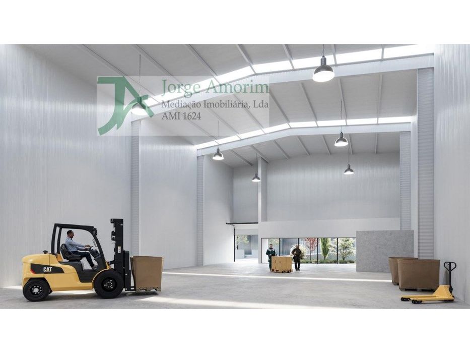 Armazém novo. 538,00 m2. Área livre 400 m2. Pé dtº 10 mt