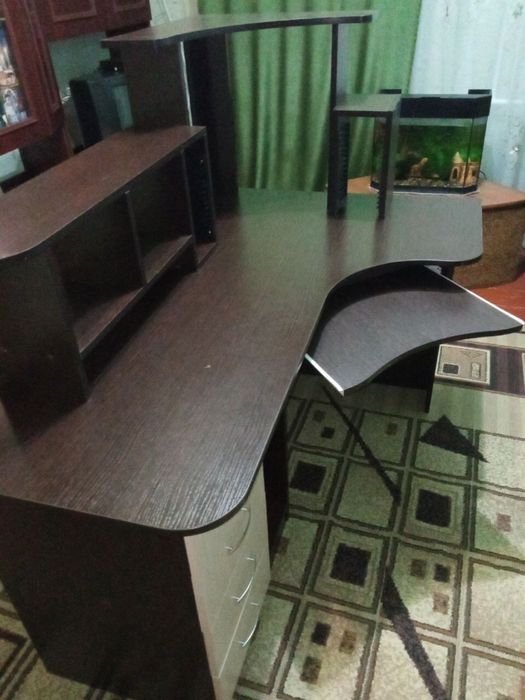 Комп’ютерний стіл