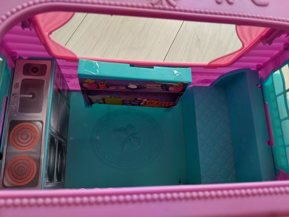 Auto z przyczepą campingowa plus lalka