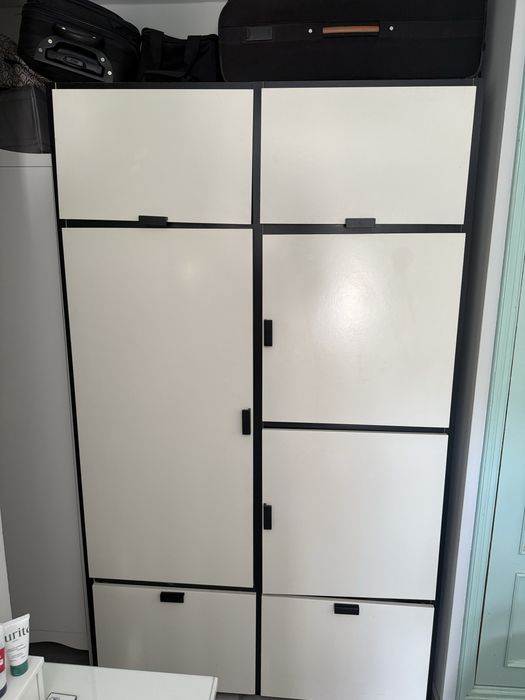 Roupeiro branco e preto