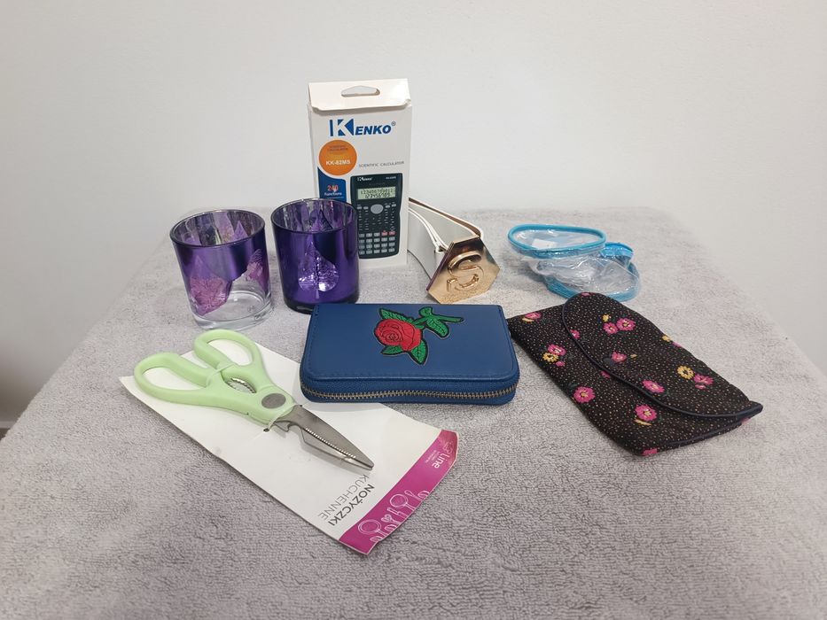 Zestaw rzeczy akcesorii portfel kalkulator kosmetyczki świeczniki pas