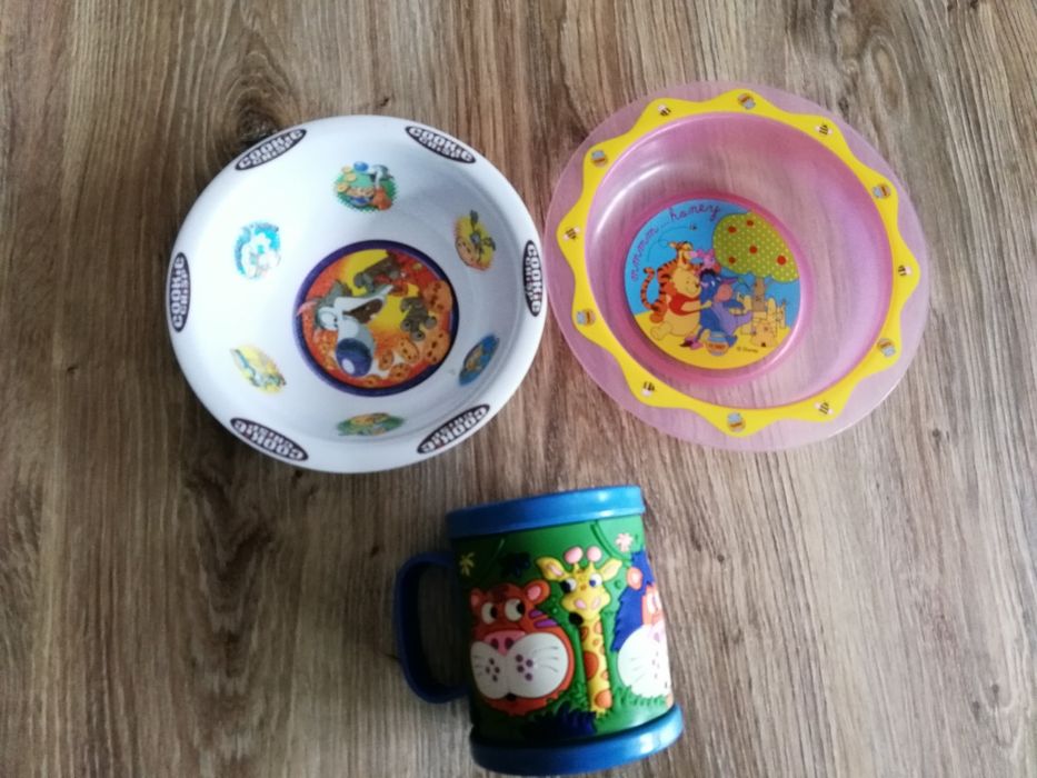 Zestaw plastikowych naczyń dla dziecka
