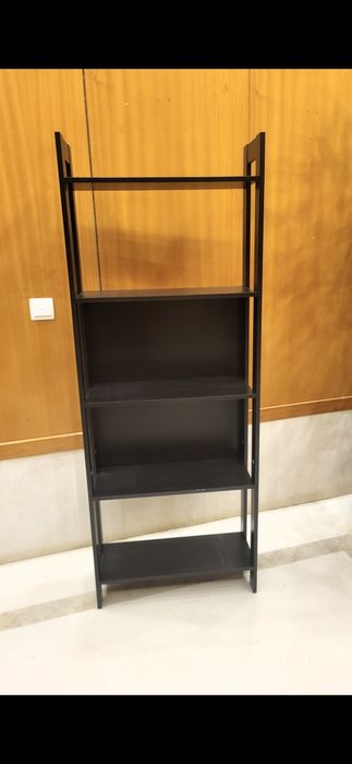 Estante com prateleiras IKEA