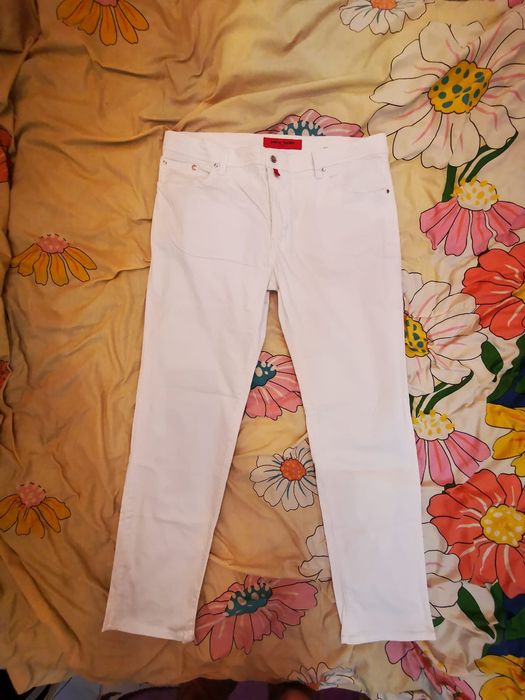 Белые мужские джинсы