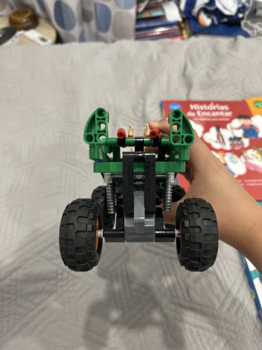 Carro de lego em pefeito estado