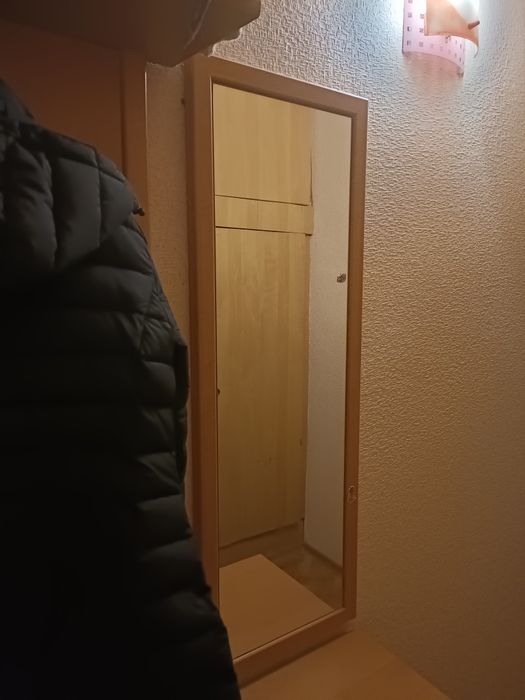 Тумбы,зеркало. Прихожая.