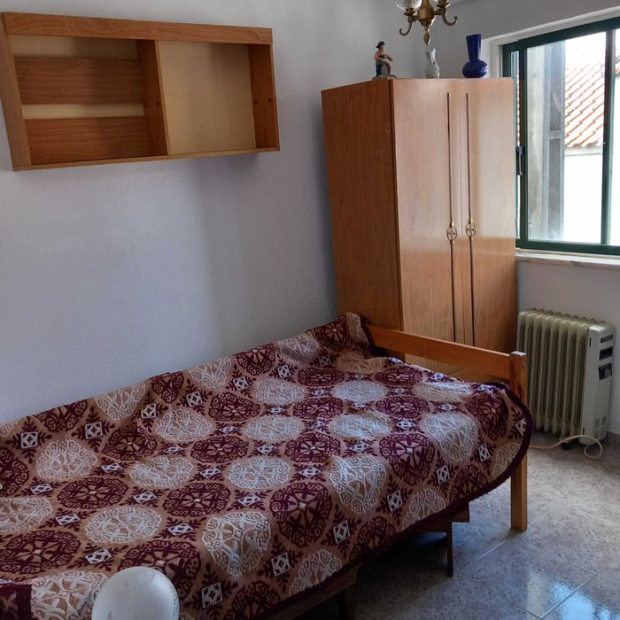 Alugo casa zona tranquila com muita oferta de emprego