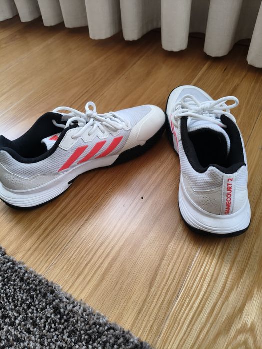 Tênis Adidas Gamecourt 2.0, tamanho 43 & 1/3, como novos pois deixaram de servir. Entrego em mão na zona do Parque das Nações  ou Benfica.