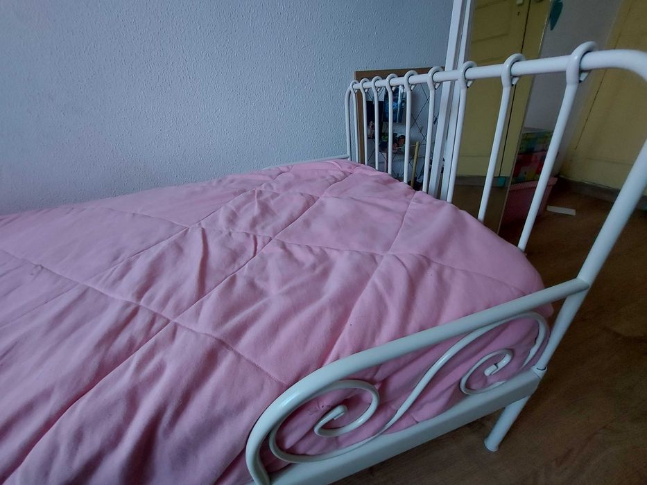 Cama branca em ferro extensível com colchão incluído