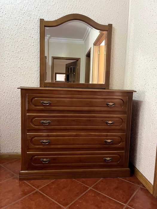 Cómoda com espelho e 4 gavetas