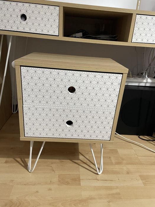 pentadeira com espelho e mesa de cabeceira