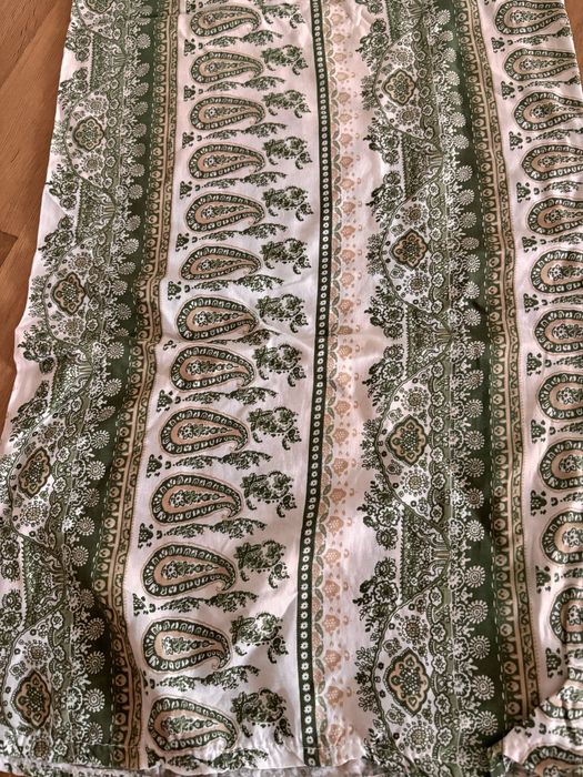 Pantalonas com padrao em tons de verde