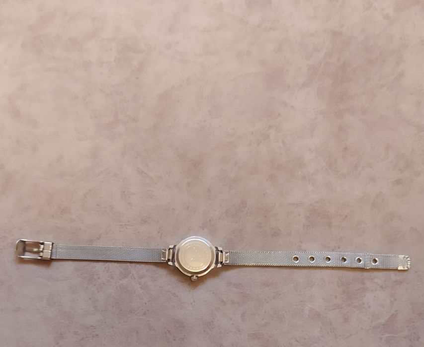 Damski zegarek z bransoletką.