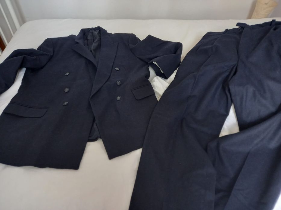 Fato azul escuro de fazenda e em ótimo estado