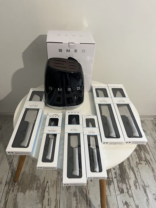 Blok z zestawem 6 noży SMEG