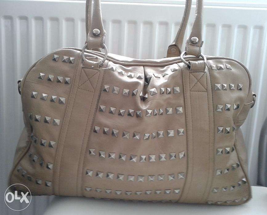 Beżowa torba zniszczona