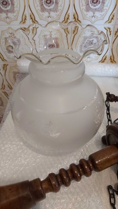 Candedeiro de teto de madeira trabalhada, links y cristal decorado.