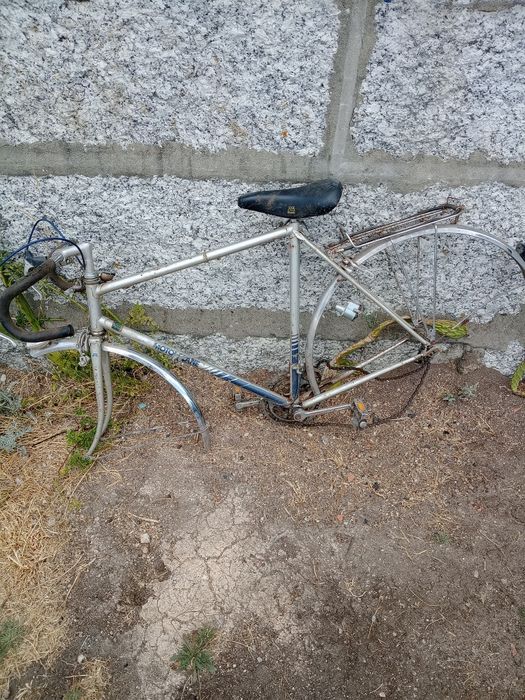 Bicicleta de ciclismo muito antiga .