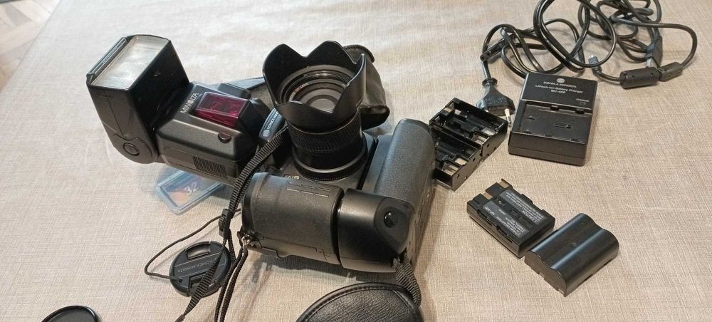 Konika Minolta Dimage A2 + lampa błyskowa Minolta + barety pack...