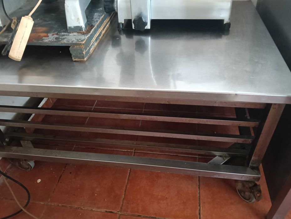 Carrinho com rodas em inox
