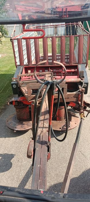 Przyczepa samozbierająca  do zielonki  Własna konstrukcja   c-330.