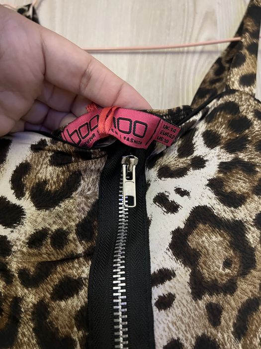 Vestido Boohoo padrão leopardo e bege